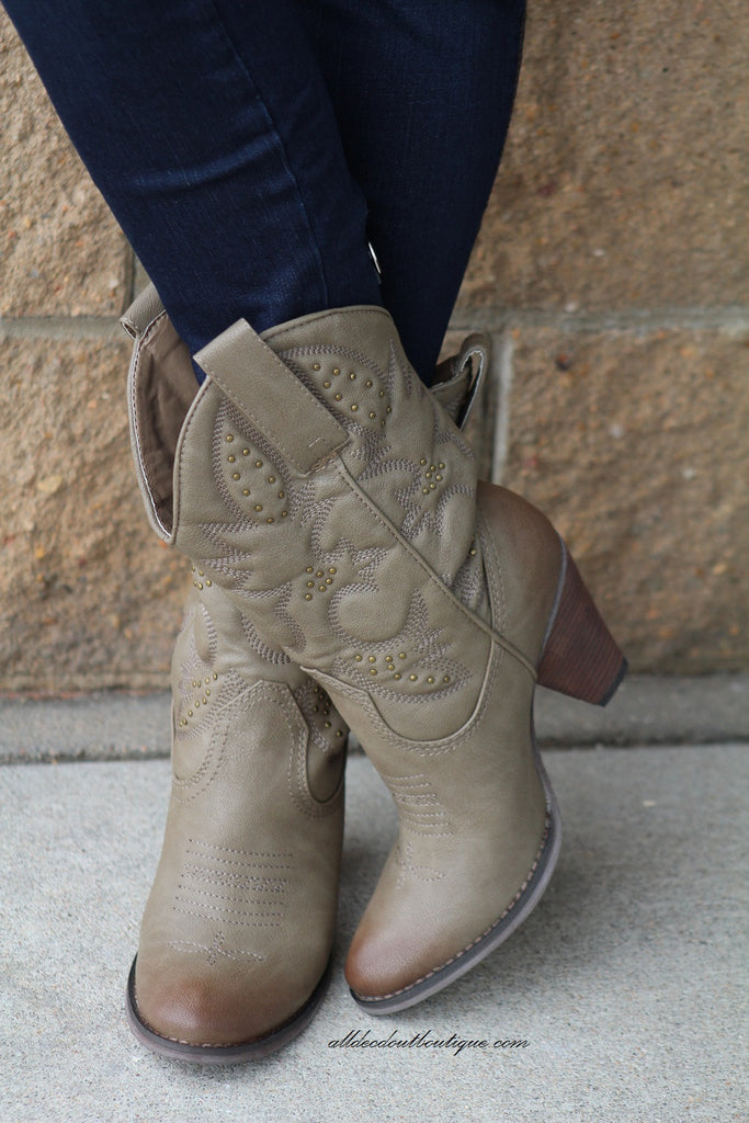 Taupe hot sale cowgirl boots